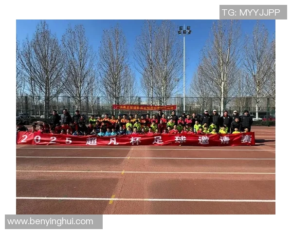 足球课上孩子们的欢声笑语与精彩瞬间的生动图画展示